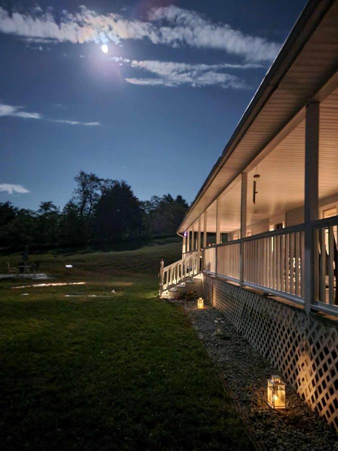 Moonlight Manor Bed & Breakfast Floyd エクステリア 写真