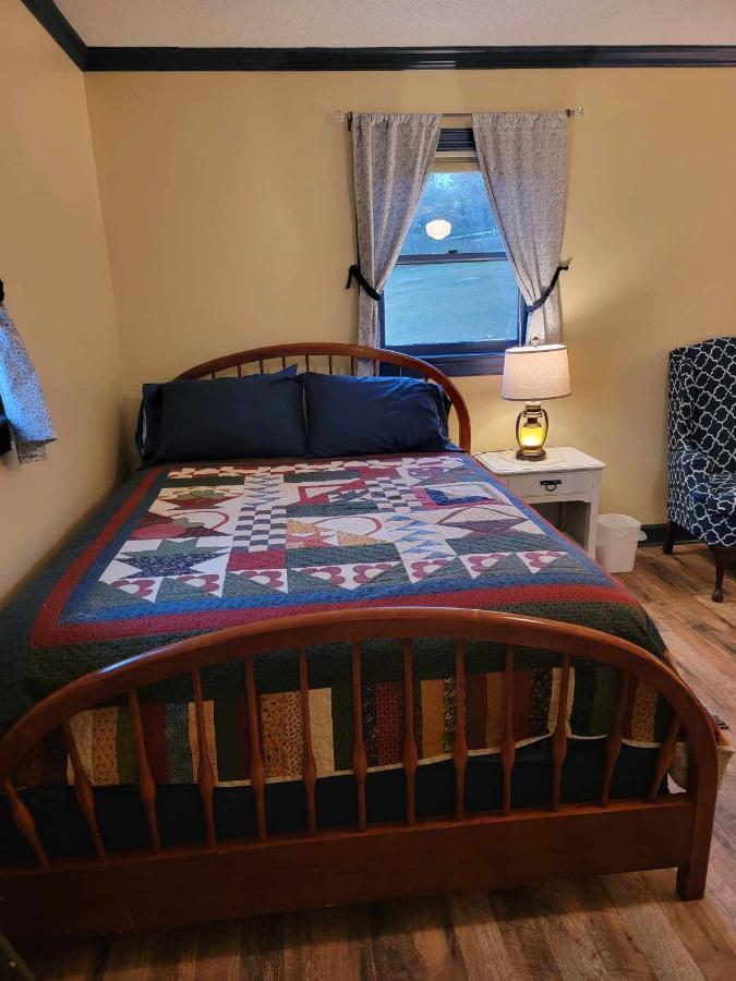 Moonlight Manor Bed & Breakfast Floyd エクステリア 写真