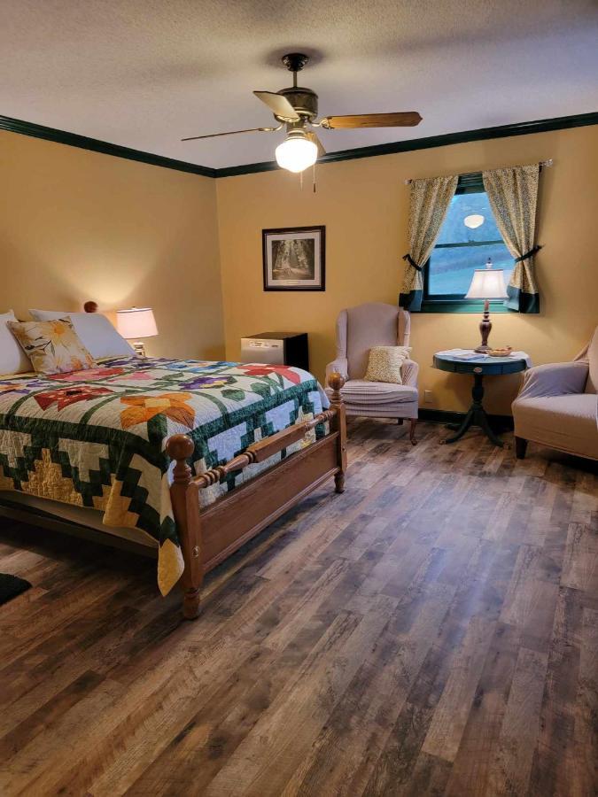 Moonlight Manor Bed & Breakfast Floyd エクステリア 写真