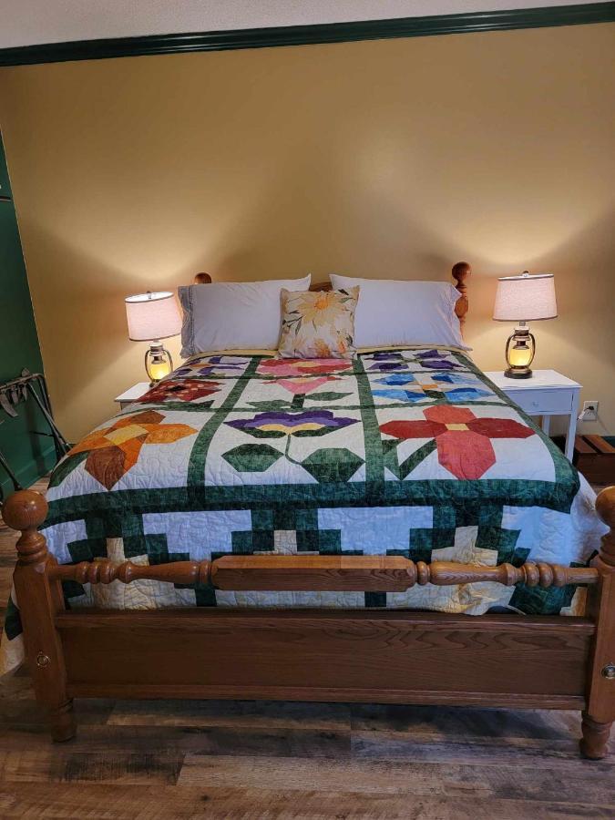 Moonlight Manor Bed & Breakfast Floyd エクステリア 写真