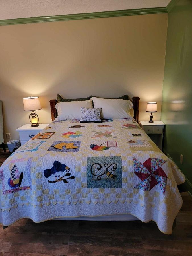 Moonlight Manor Bed & Breakfast Floyd エクステリア 写真